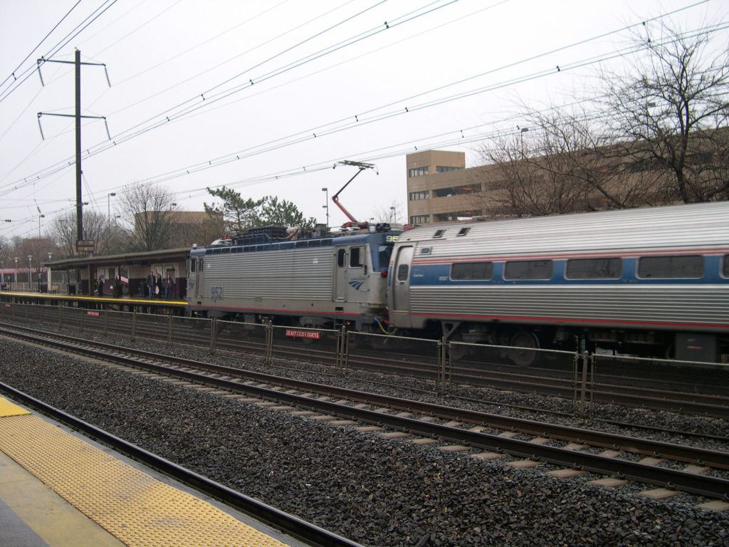 Amtrak AEM-7 952 Entering Metropark Station